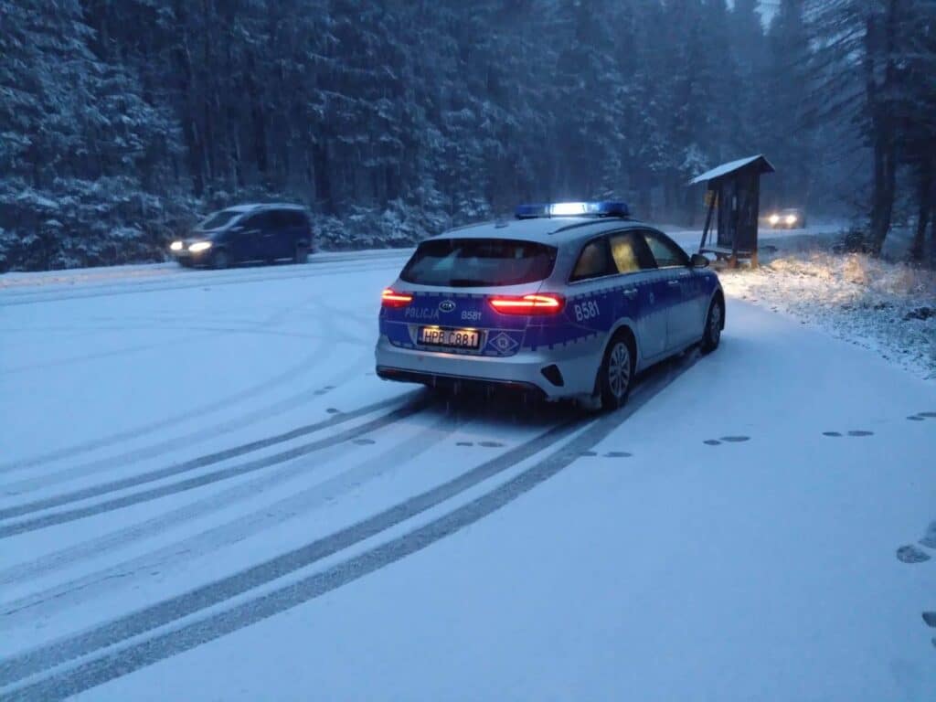 Przejście w Jakuszycach nieprzejezdne przez opady śniegu. Policja ostrzega także autokary / fot Policja