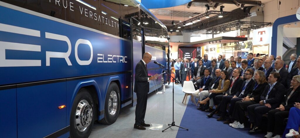 Busworld 2025: Debiut autobusu kombi Castrosua Hero na podwoziu Volvo BZR Electric