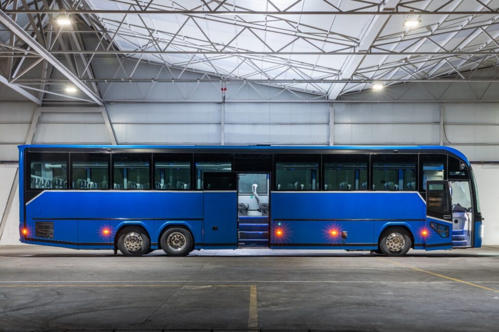 Busworld 2025: Debiut autobusu kombi Castrosua Hero na podwoziu Volvo BZR Electric