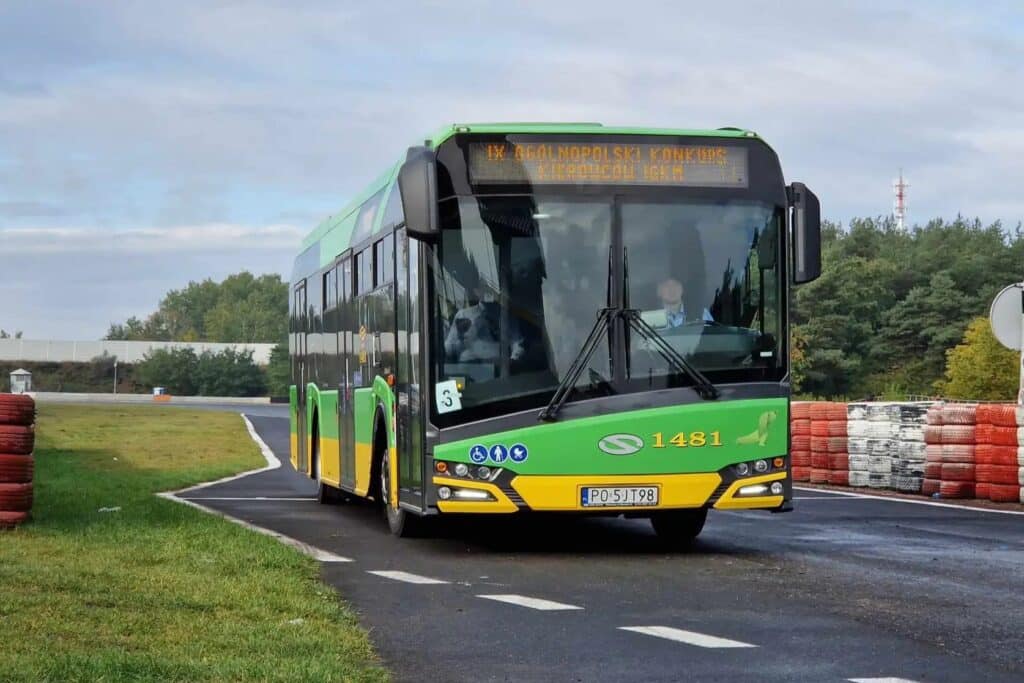 W 2023 roku w Poznaniu o Puchar Prezesa Izby Gospodarczej Komunikacji Miejskiej walczyło 50 kierowców z 21 przedsiębiorstw / fot. MPK Poznań