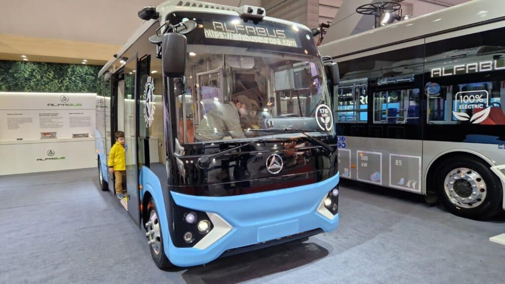 Alfabus z nową ofensywą na Busworld 2025. Chiński producent pokazuje trzy modele e-busów
