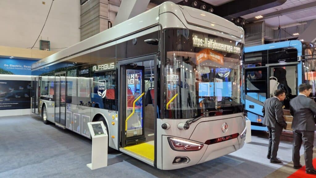 Alfabus z nową ofensywą na Busworld 2025. Chiński producent pokazuje trzy modele e-busów