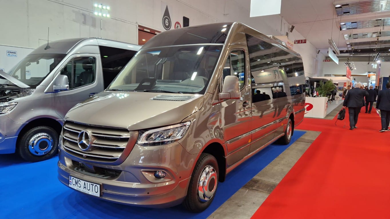 Infobus - Busworld 2025: CMS Auto stawia na diesla i minibusy od Mercedesa. I rozwija eksport
