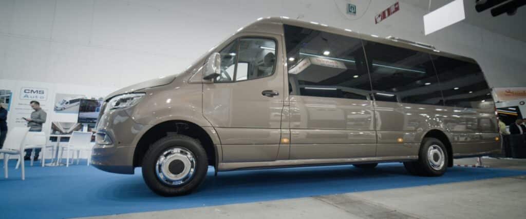 Busworld 2025: CMS Auto stawia na diesla i minibusy od Mercedesa. I rozwija eksport