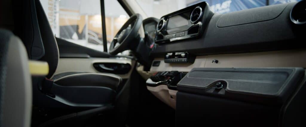 Busworld 2025: CMS Auto stawia na diesla i minibusy od Mercedesa. I rozwija eksport