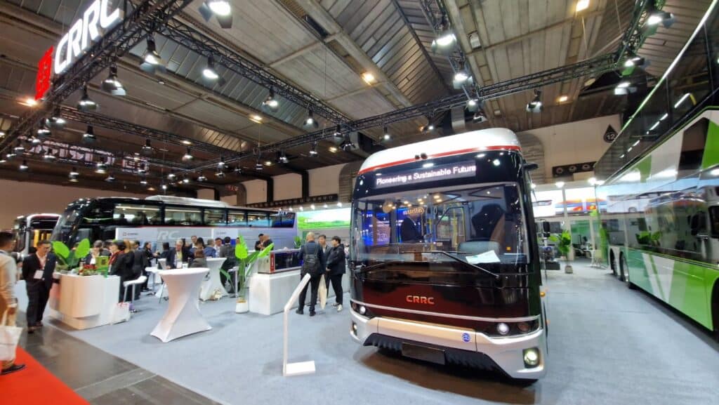 CRRC debiutuje autobusowo na Busworld 2025: bezemisyjna ofensywa i cyfrowa wizja