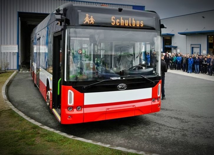 Tysięczny autobus BYD opuścił węgierski zakład BYD w Komárom. Już z Blade Battery