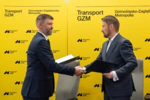 Rafał Zajas z Solarisa i Michał Wadowski z GZM Transport