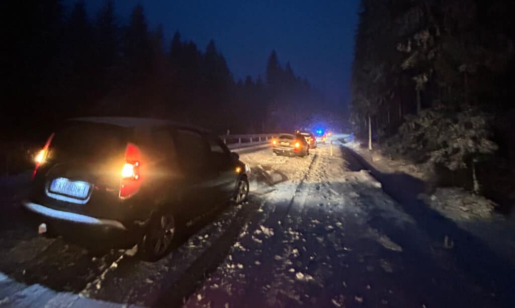 Przejście w Jakuszycach nieprzejezdne przez opady śniegu. Policja ostrzega także autokary