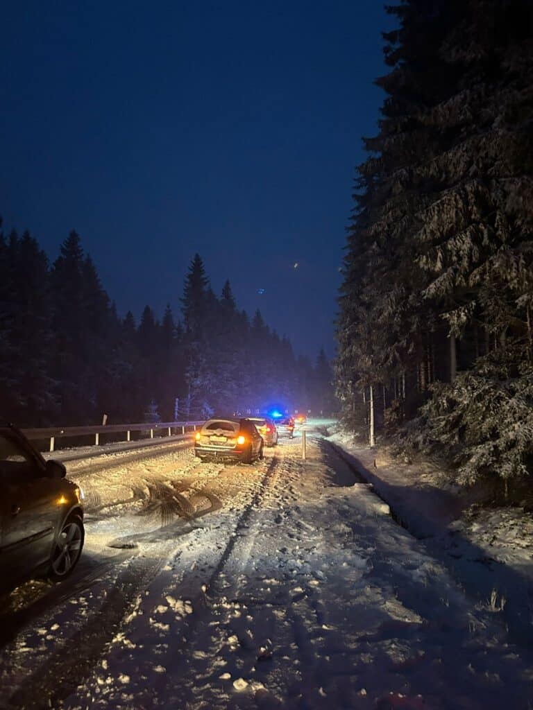 Przejście w Jakuszycach nieprzejezdne przez opady śniegu. Policja ostrzega także autokary / fot Policja