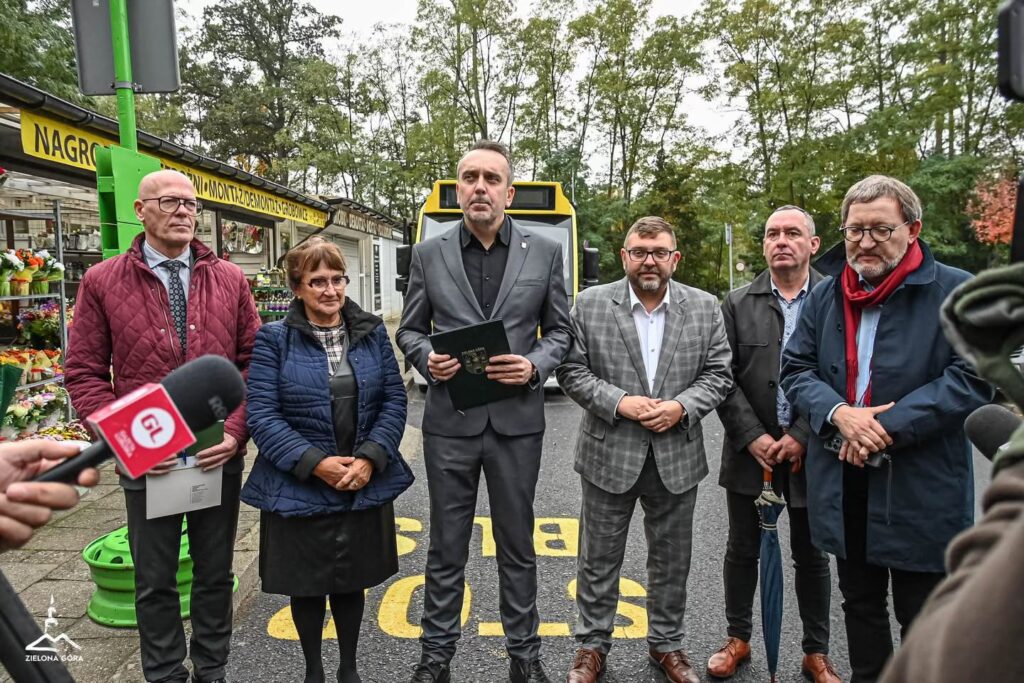 Od soboty, 18 października 2025 r., minibus kursuje po terenie cmentarza komunalnego przy ul. Wrocławskiej.