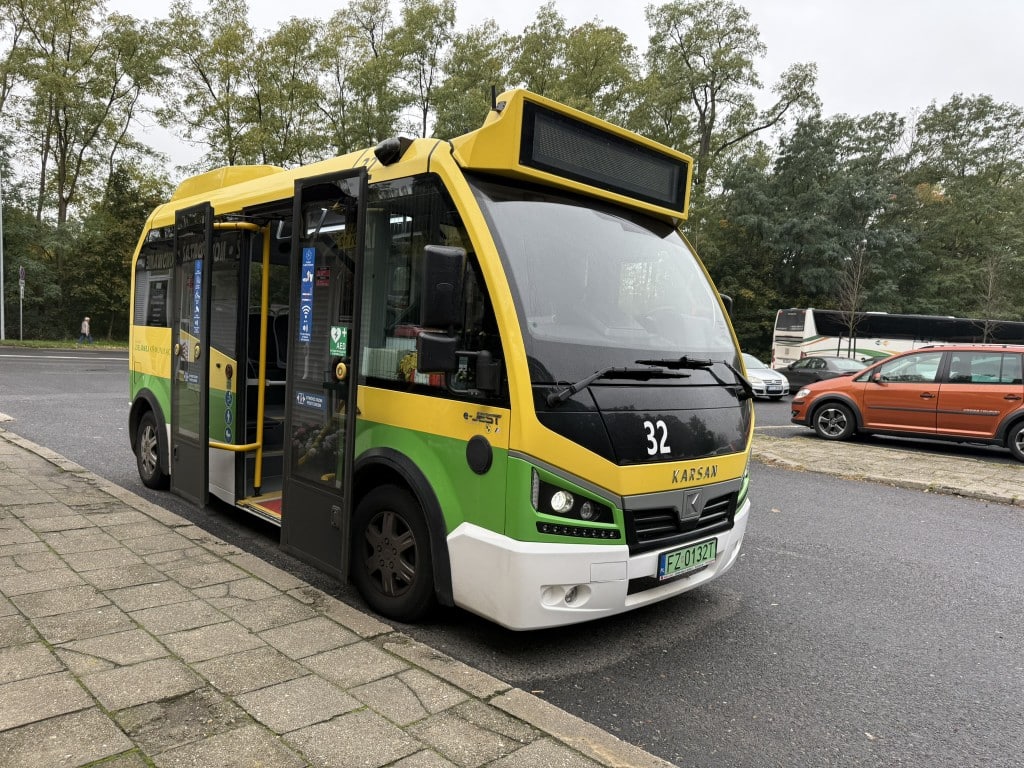 MINI rewolucja w Zielonej Górze. Minibus MZK kursuje… po cmentarzu. Na linii 104