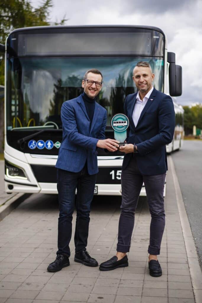 Wręczenie nagrody Polski Bus w kategorii miejskie dla MAN: Aleksander Kierecki z TransInfo.pl i Marcin Grabowski z MAN