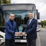 Wręczenie nagrody Polski Bus w kategorii miejskie dla MAN: Aleksander Kierecki z TransInfo.pl i Marcin Grabowski z MAN