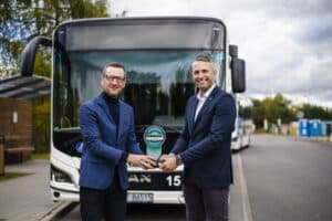 Wręczenie nagrody Polski Bus w kategorii miejskie dla MAN: Aleksander Kierecki z TransInfo.pl i Marcin Grabowski z MAN