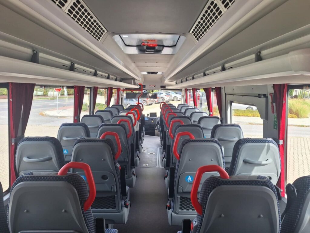 Gmina Wolanów z nowym autobusem - od Otokara