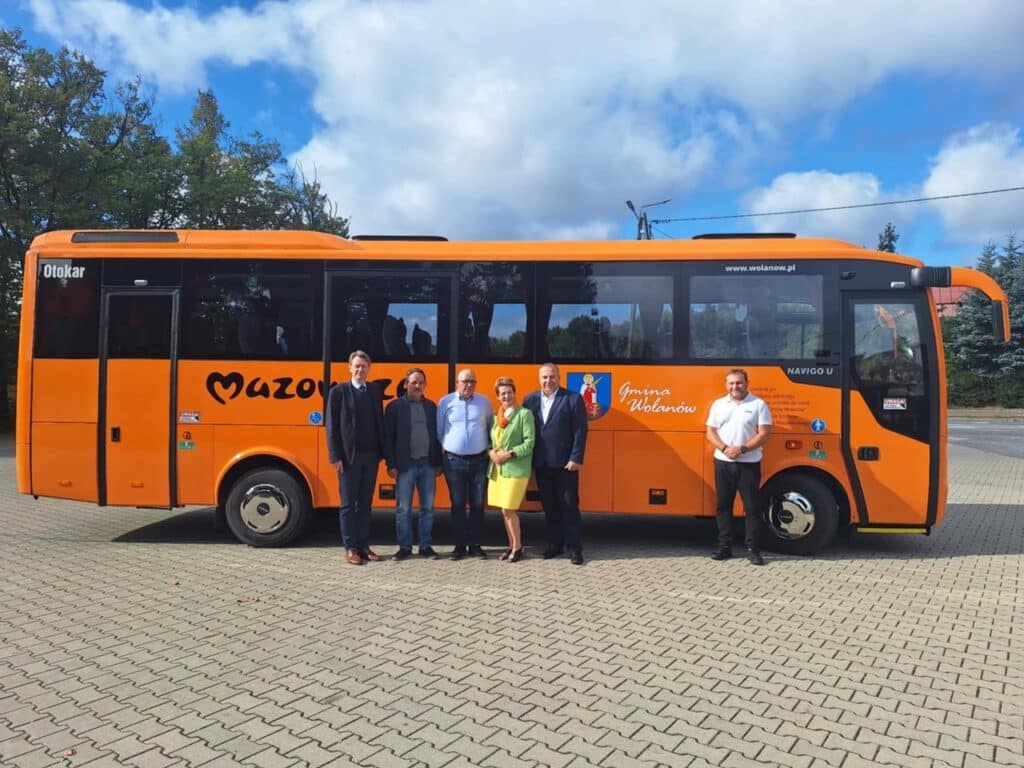 Gmina Wolanów z nowym autobusem - od Otokara