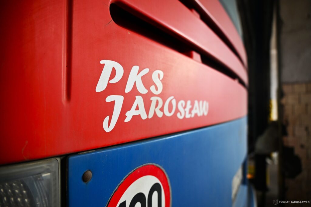 8 października 2025 roku została podpisana umowa z nowym prezesem zarządu PKS Jarosław S.A. Stanowisko objął Tomasz Dec / fot. Powiat Jarosławski