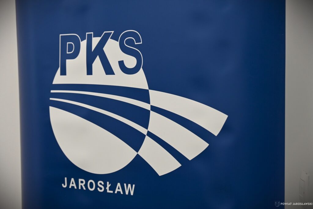8 października 2025 roku została podpisana umowa z nowym prezesem zarządu PKS Jarosław S.A. Stanowisko objął Tomasz Dec / fot. Powiat Jarosławski