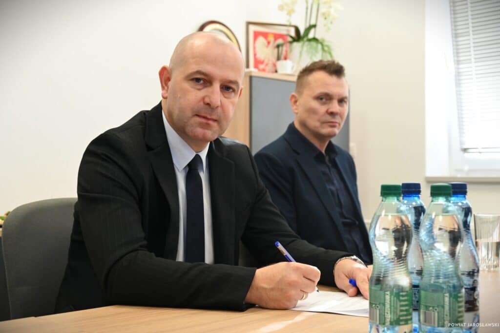 8 października 2025 roku została podpisana umowa z nowym prezesem zarządu PKS Jarosław S.A. Stanowisko objął Tomasz Dec / fot. Powiat Jarosławski