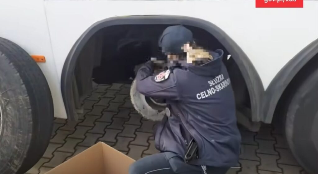 Coraz bardziej wyrafinowany przemyt w autobusach. Papierosy w … hamulcach