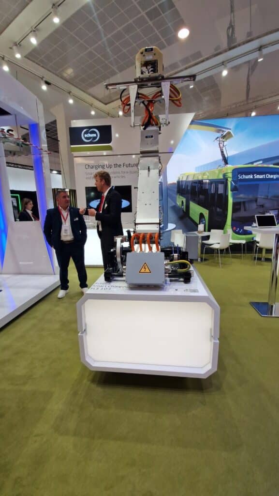 Schunk zaprezentował SLS 104 – dachowy pantograf nowej generacji do elektrobusów