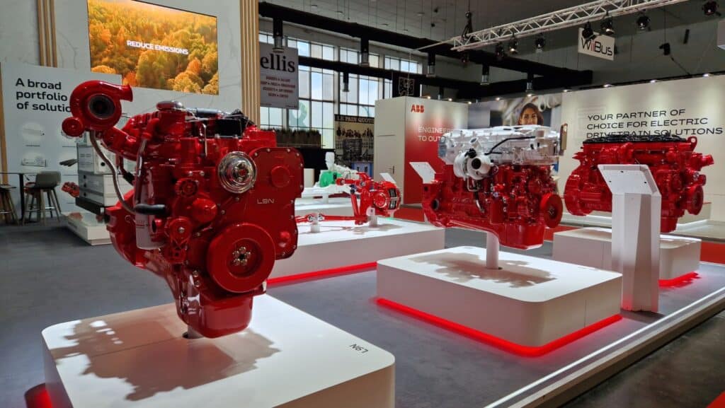 Cummins na Busworld 2025 pokazał spalinowy silnik wodorowy