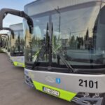 Olsztyn konsekwentnie rozwija system transportu publicznego, wprowadzając nowoczesne autobusy hybrydowe i zmawiając pierwsze elektrobusy.
