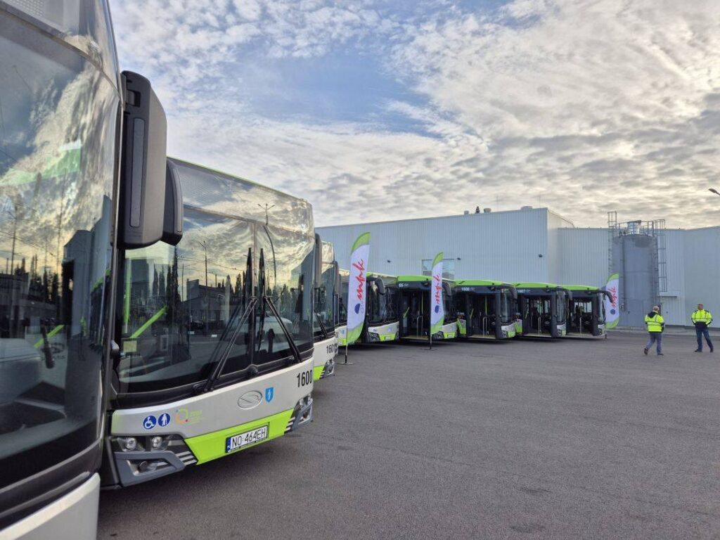 Olsztyn konsekwentnie rozwija system transportu publicznego, wprowadzając nowoczesne autobusy hybrydowe i zmawiając pierwsze elektrobusy.