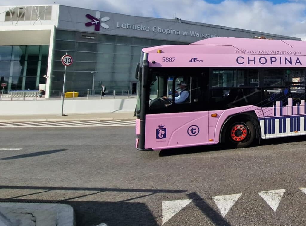 MZA Warszawa ma różowy autobus. Promuje Konkurs Chopinowski. Na lotniskowej linii 175
