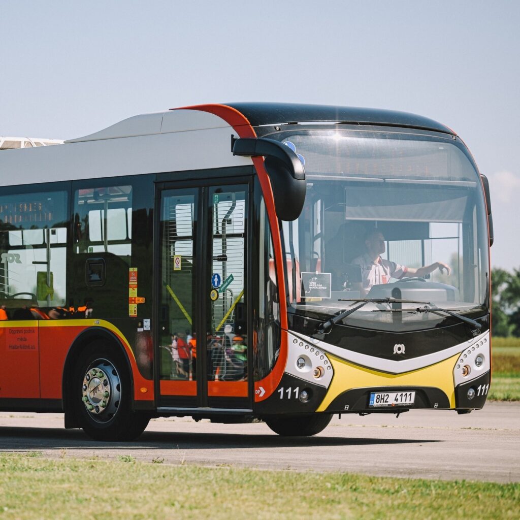Autobus Dopravní podnik města Hradce Králové w starej stylistyce / fot. DPMHK