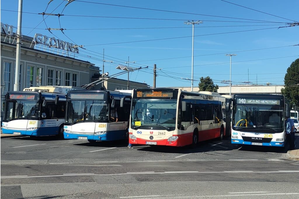 Pomorski transport publiczny na Wszystkich Świętych 2025: Gdańsk, Gdynia, Sopot i Słupsk