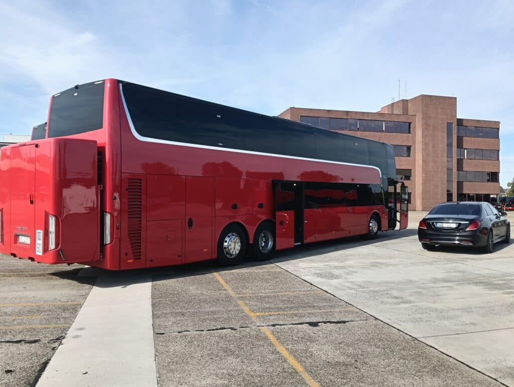 Nowości we flocie Super Trans – dwa fabrycznie nowe autokary: piętrowy Van Hool Astromega w wersji VIP (76+2 miejsc) / fot. Super Trans Siedlce