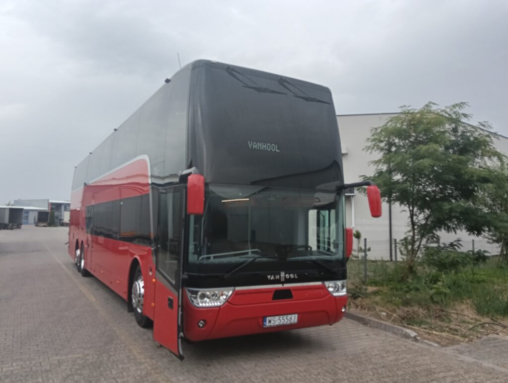 Nowości we flocie Super Trans – dwa fabrycznie nowe autokary: piętrowy Van Hool Astromega w wersji VIP (76+2 miejsc) / fot. Super Trans Siedlce