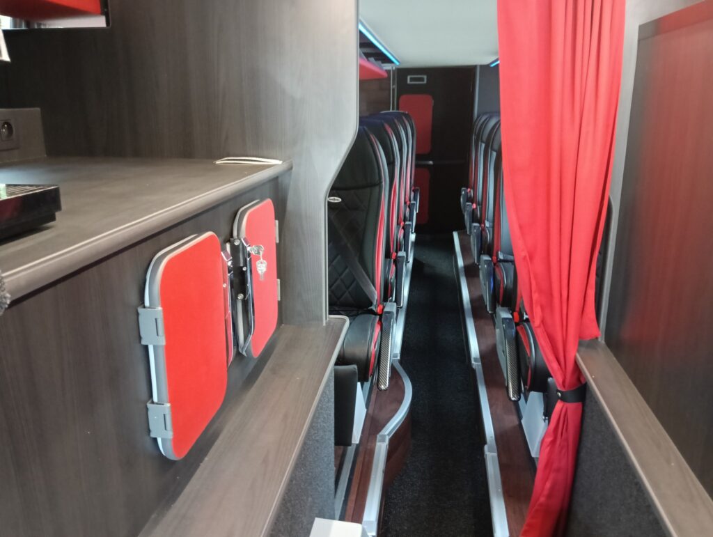 Nowości we flocie Super Trans – dwa fabrycznie nowe autokary: piętrowy Van Hool Astromega w wersji VIP (76+2 miejsc) / fot. Super Trans Siedlce