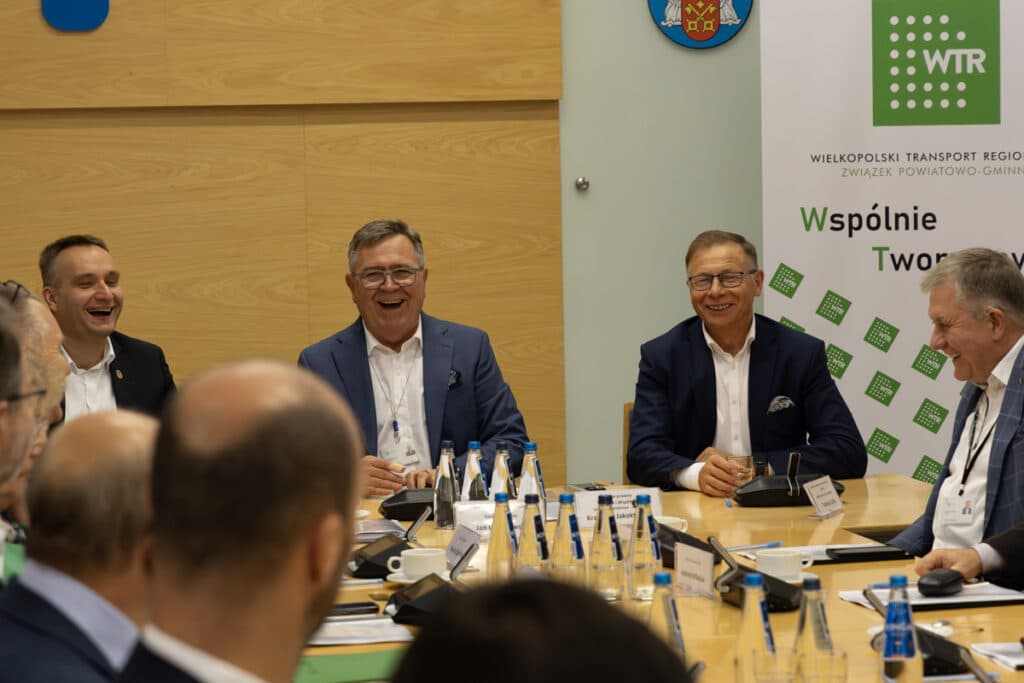 W październiku 2025 roku Wielkopolski Transport Regionalny (WTR) ogłosił rozszerzenie swojego składu o osiem nowych członków, w tym Gminę Gostyń.