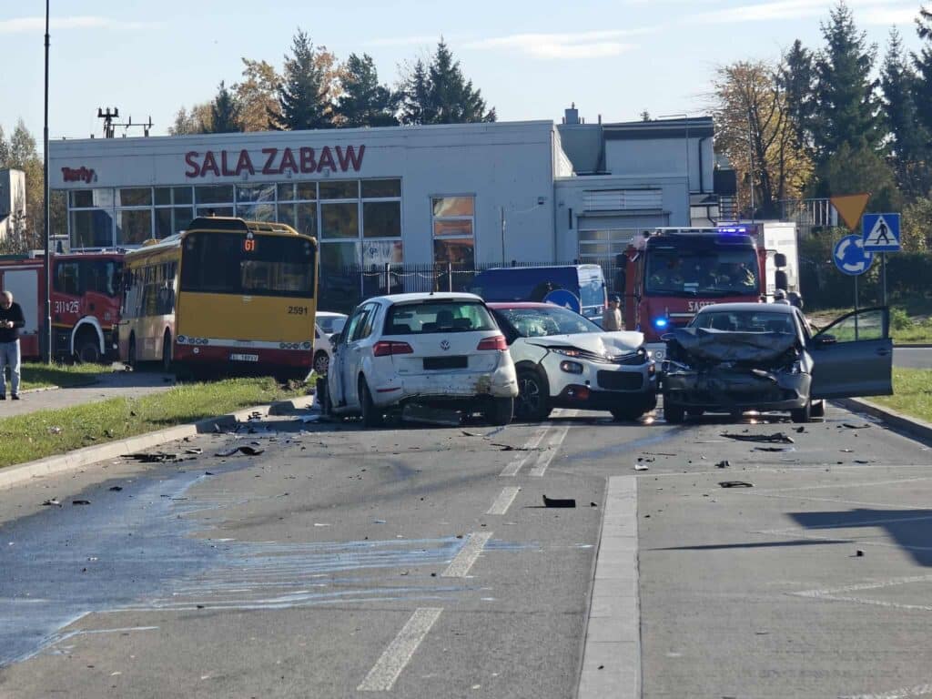 Łódź: Kierowca MPK Łódź zasłabł i doprowadził do zderzenia z pięcioma autami. N ulicy Popiełuszki / Fot. LDZ Zmotoryzowani Łodziani