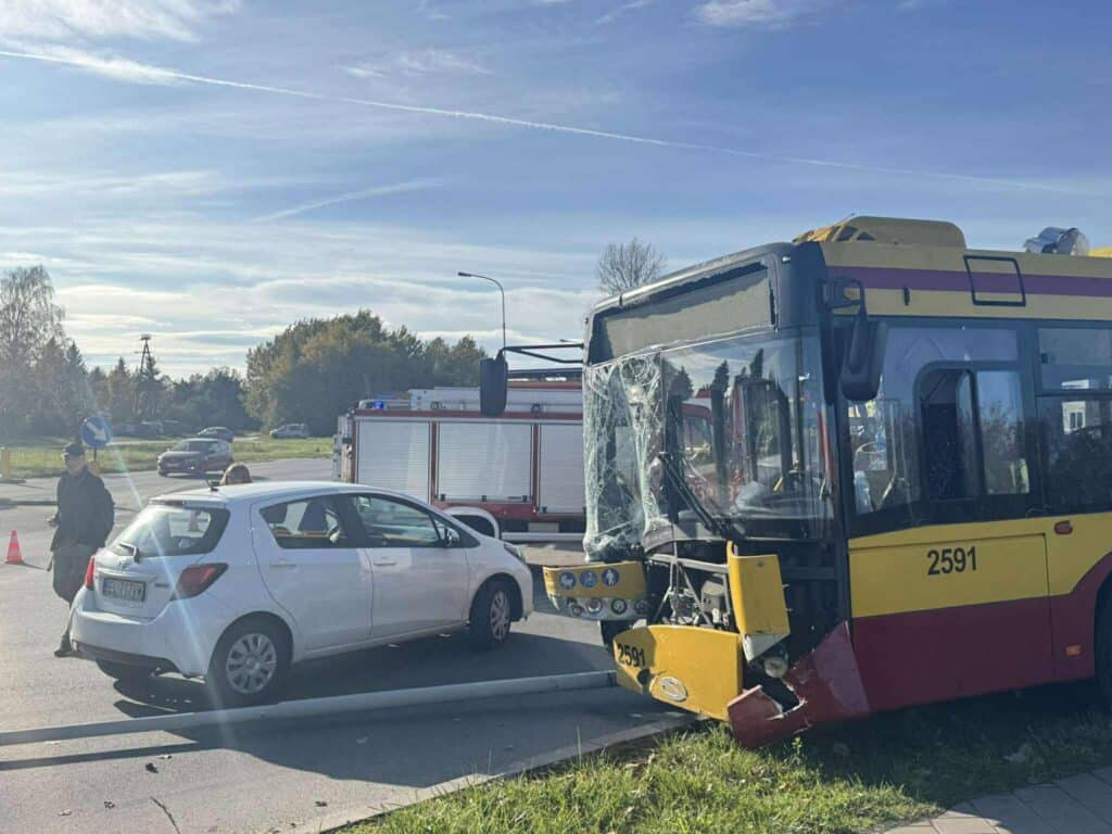Łódź: Kierowca MPK Łódź zasłabł i doprowadził do zderzenia z pięcioma autami. N ulicy Popiełuszki / Fot. LDZ Zmotoryzowani Łodziani