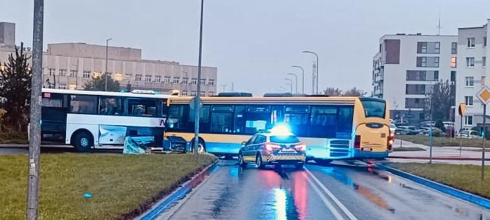 Zderzenie autobusów w Słupsku. Dwie osoby trafiły do szpitala / fot. Policja