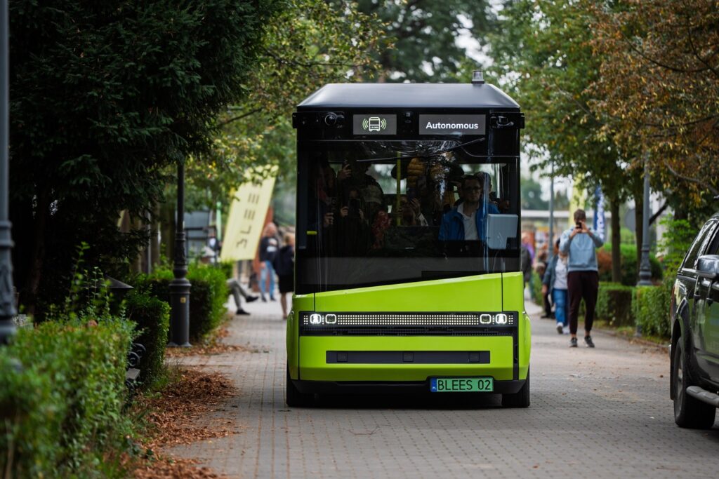 Autonomiczny minibus na Cmentarzu Osobowickim od środy zabierze pasażerów