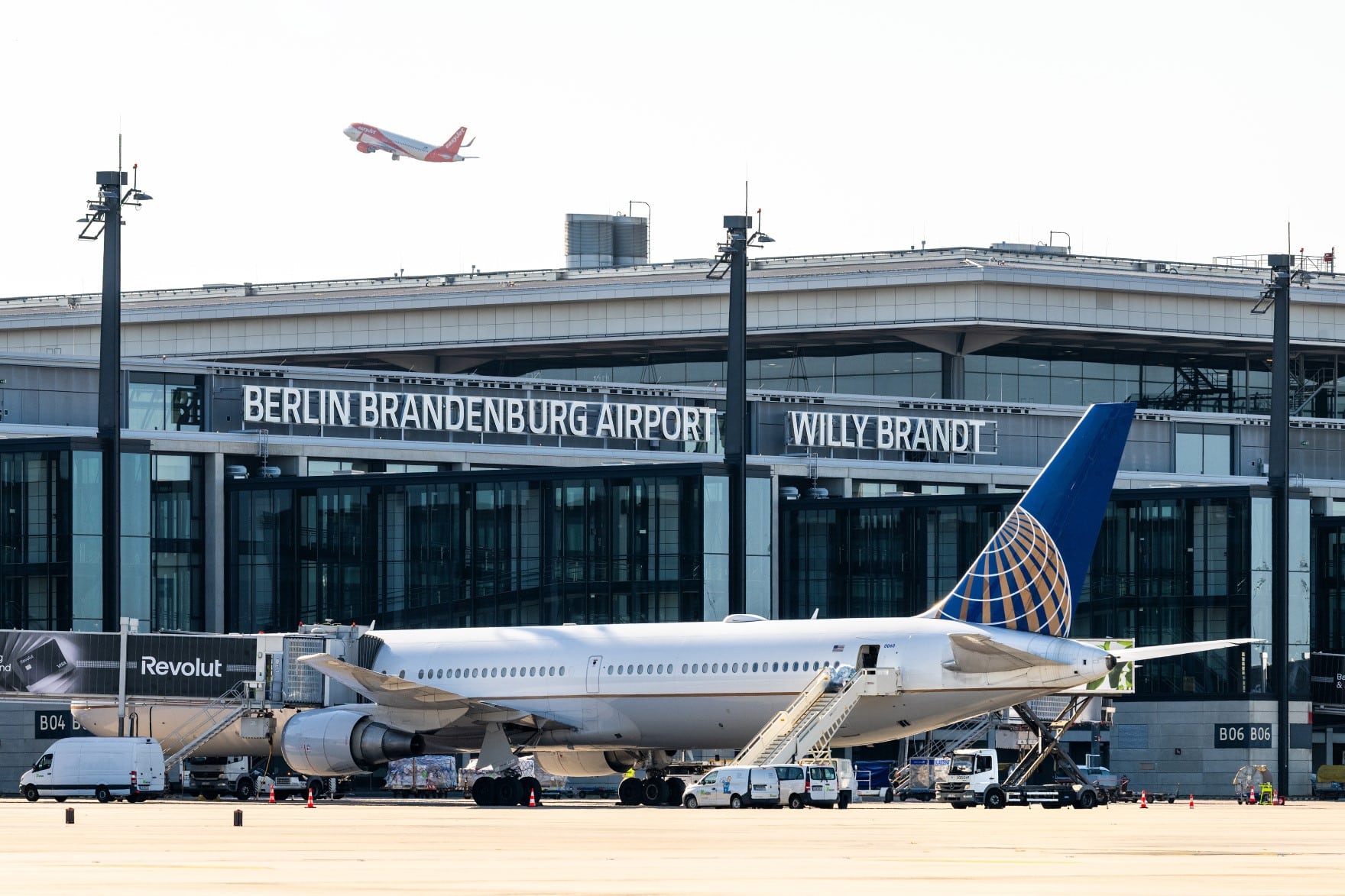 Infoair - Wizz Air i Transavia stawiają na Berlin. Nowe kierunki i rekord pasażerów w październiku