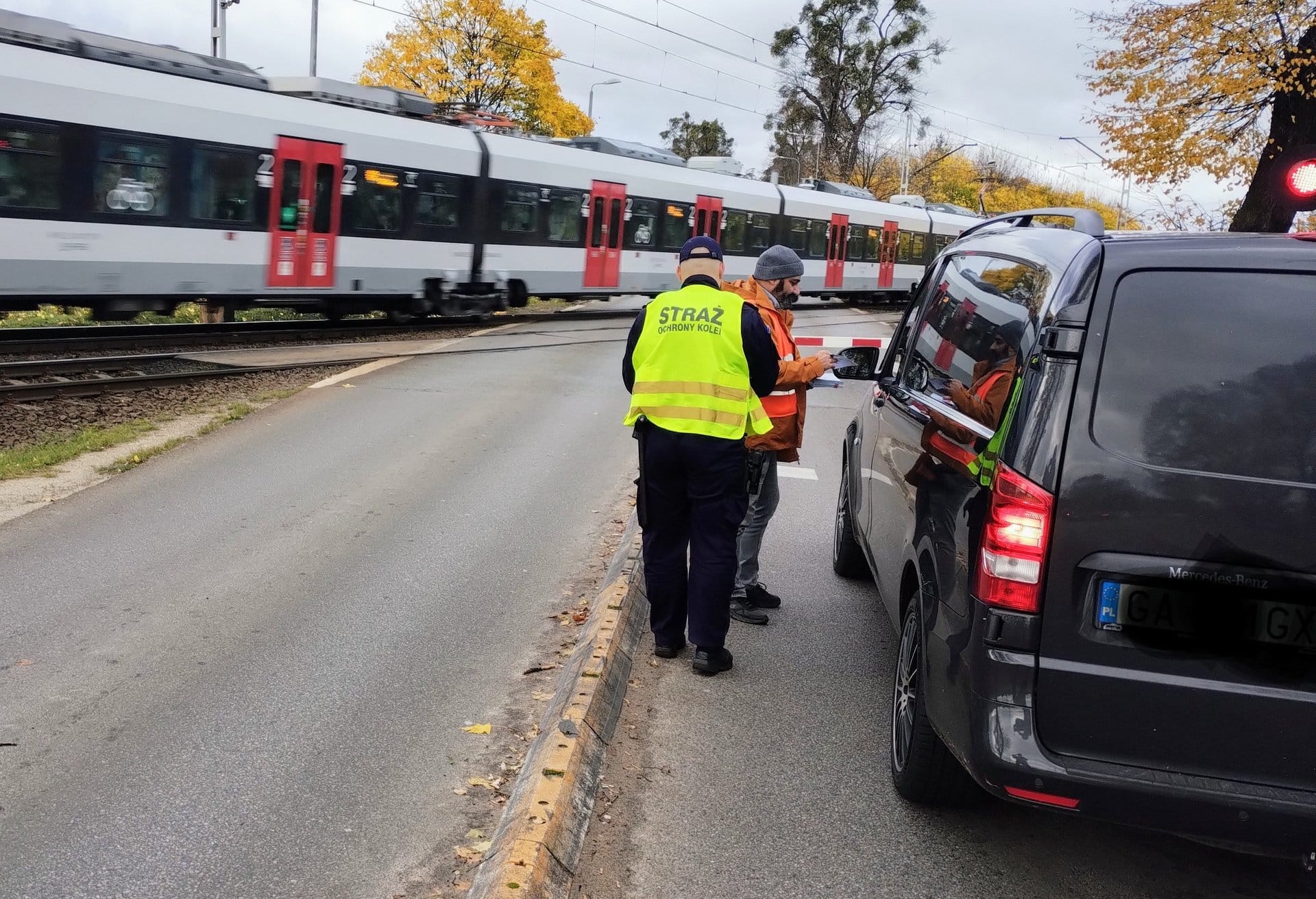 Inforail - PKP PLK apeluje o ostrożność przed wyjazdami na Wszystkich Świętych. Nie bądź kolejnym zniczem!