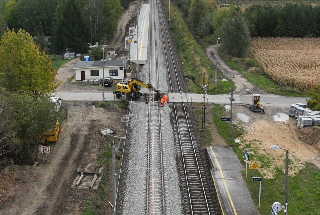 Nowa kładka w Bełchowie. To kolejny krok w modernizacji linii Skierniewice–Łowicz foto: PKP PLK
