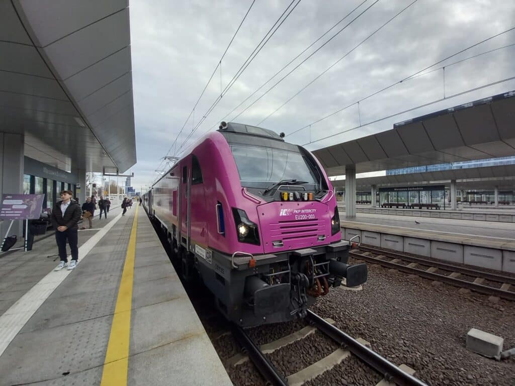 Lokomotywa EU200 z wizerunkiem Jana Czochralskiego promuje polską naukę