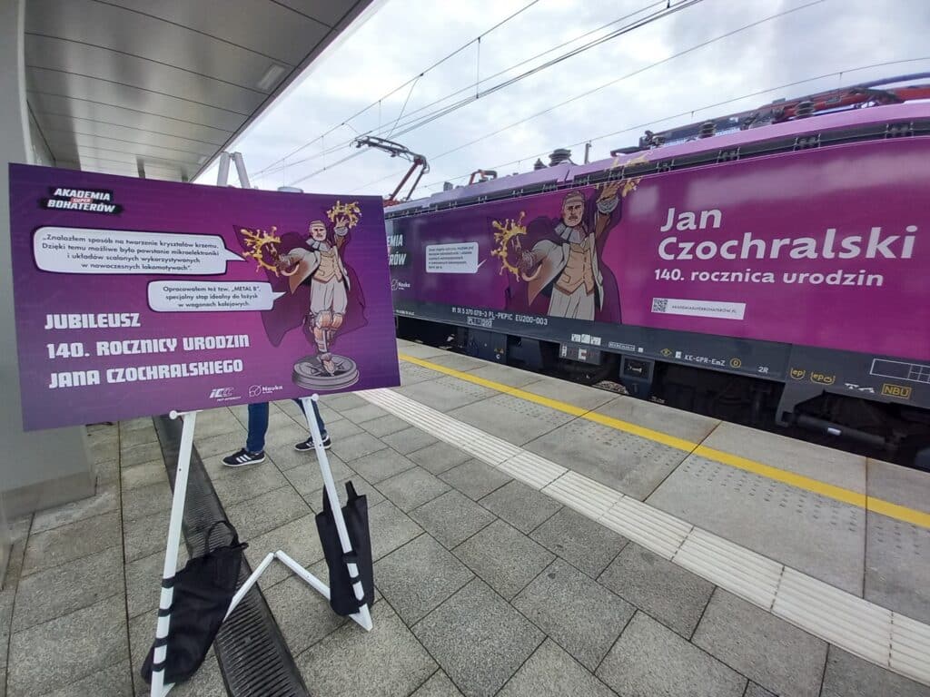 Lokomotywa EU200 z wizerunkiem Jana Czochralskiego promuje polską naukę