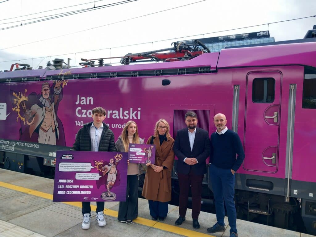 Lokomotywa EU200 z wizerunkiem Jana Czochralskiego promuje polską naukę