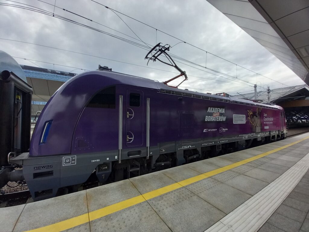 Lokomotywa EU200 z wizerunkiem Jana Czochralskiego promuje polską naukę