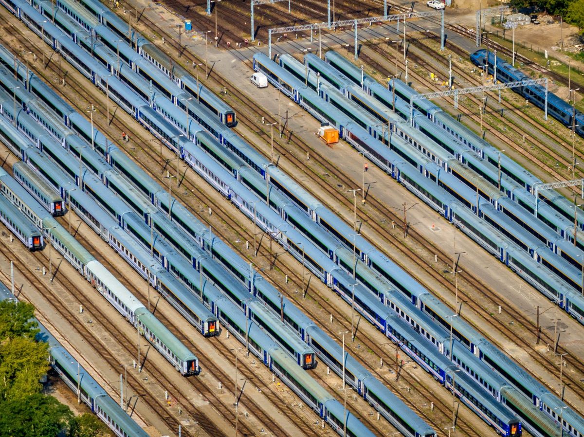 Inforail - FPS i PESA przekazują zmodernizowane wagony Z1 do PKP Intercity