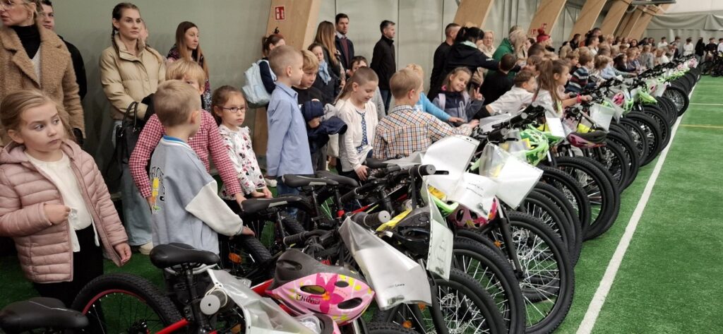W Szprotawie trwa wyjątkowy program „Rower dla pierwszaka”, w ramach którego uczniowie klas pierwszych otrzymują darmowe rowery wraz z kaskami i kamizelkami odblaskowymi.