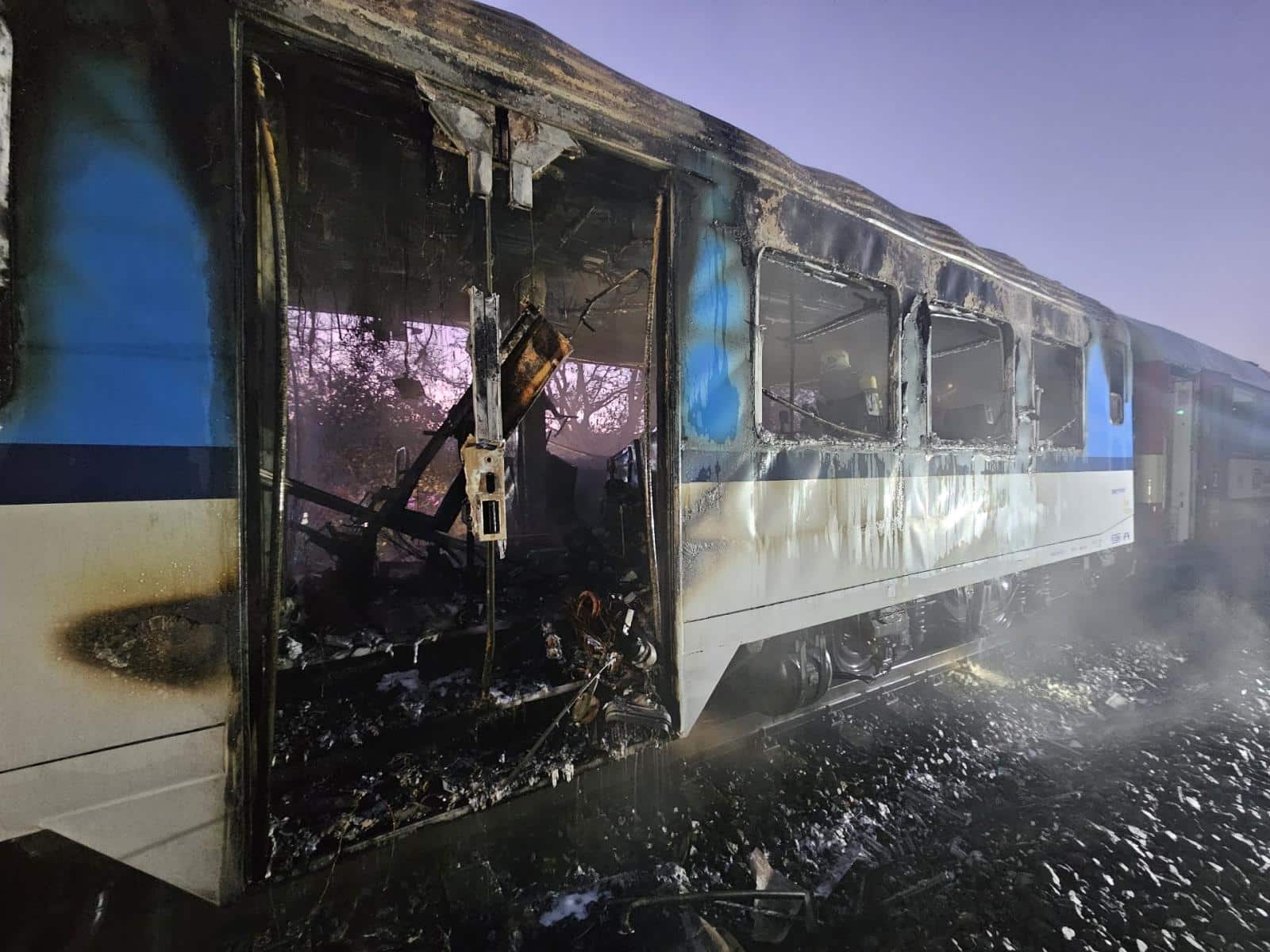 Inforail - Pożar pociągu pasażerskiego w Czechach. Szybka akcja strażaków i spore straty